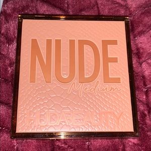 Nude medium Huda palette new but no clear case